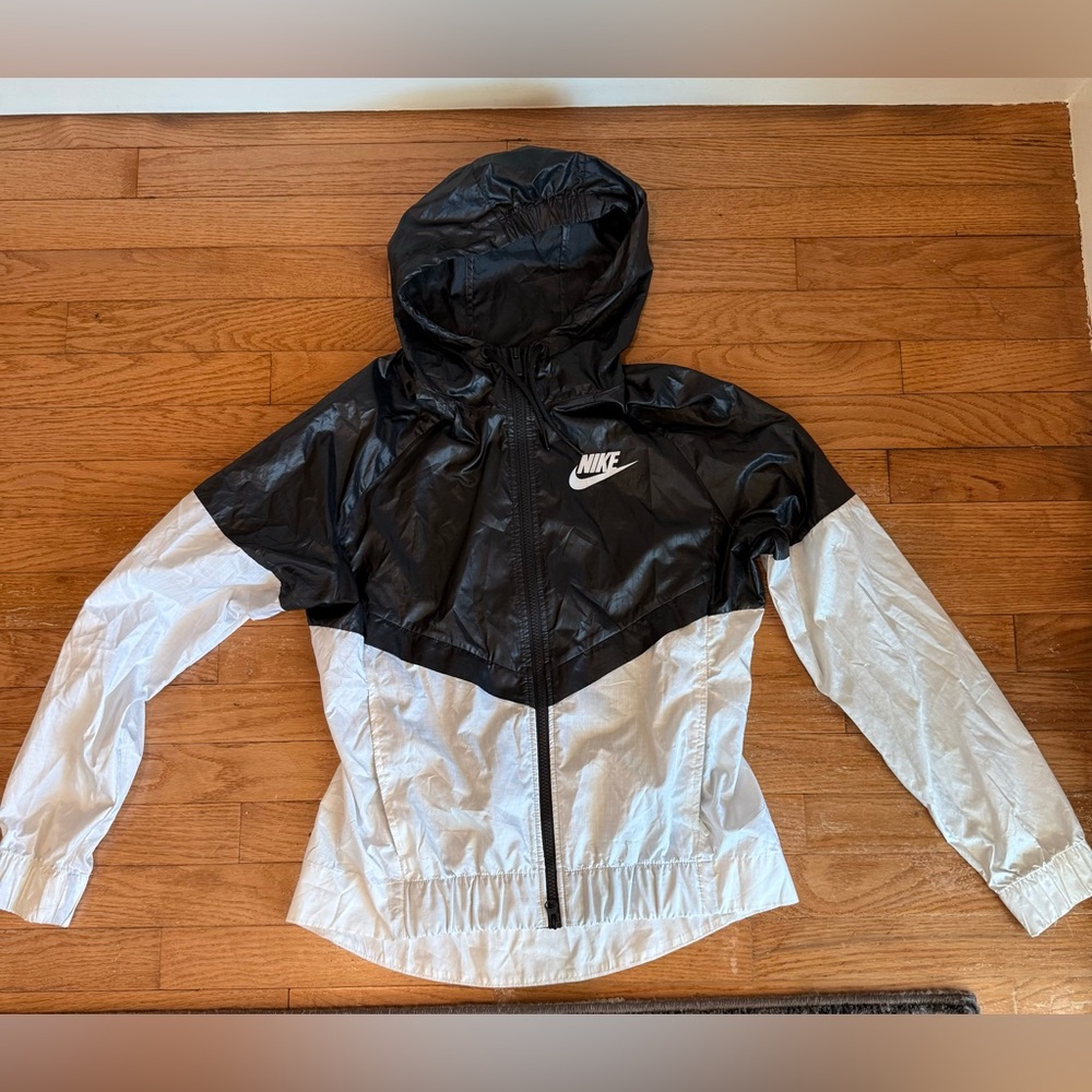 Nike Black and White Hooded windbreaker Jacket
Sz S full zip with 2 zip pockets